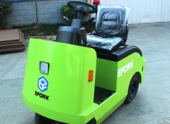 小型坐驾式电动牵引车